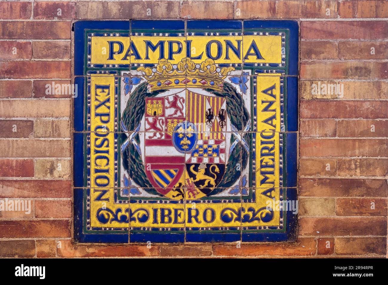 Siviglia, Spagna - 20 gennaio 2023: Plaza de España. Simbolo realizzato con piastrelle di ceramica e celebrazione dell'esposizione americana di Pamplona Ibero. Cappotto di a. Foto Stock