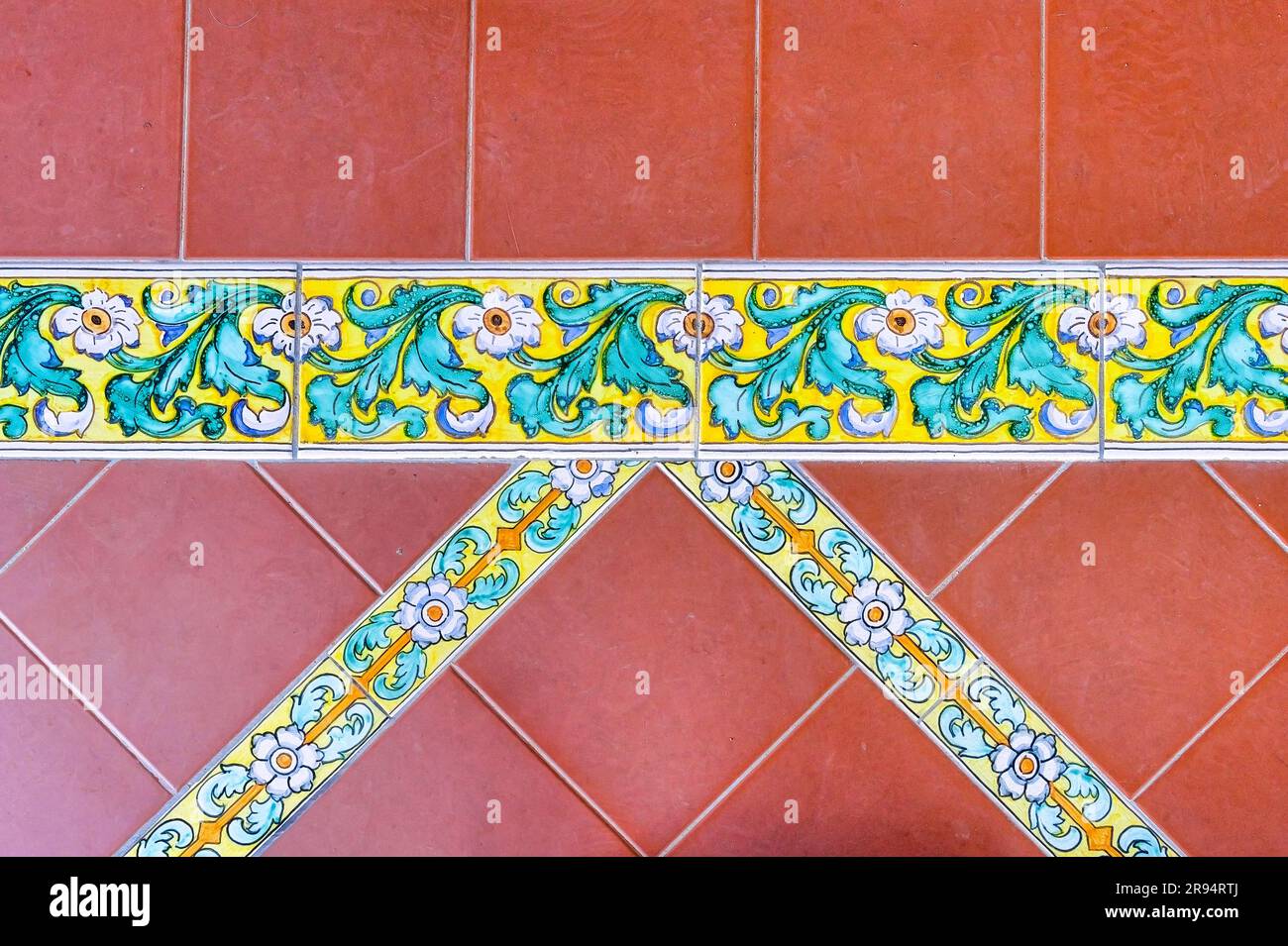 Siviglia, Spagna - 20 gennaio 2023: Plaza de España. Piastrelle con motivi floreali che decorano il pavimento in un portico esterno del famoso edificio Foto Stock