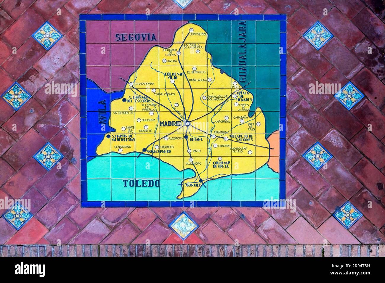 Siviglia, Spagna - 20 gennaio 2023: Mappa decorativa di piastrelle che mostra Toledo, Madrid, Segovia e Guadalajara. Il famoso luogo e punto di riferimento è conosciuto nella Spa Foto Stock