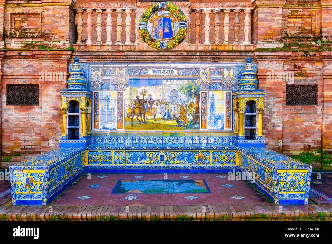 Siviglia, Spagna - 20 gennaio 2023: Plaza de España. Parete ricoperta di piastrelle e panchine nella baia di Toledo nell'esterno dell'edificio simbolo. Decorare con Foto Stock