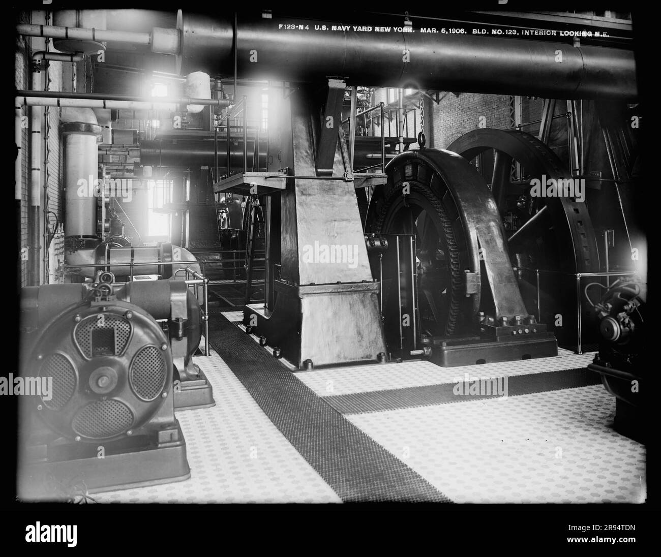 Edificio numero 123, interno, guardando a nord-est. Vetri negativi della costruzione e riparazione di edifici, strutture e navi presso il New York Navy Yard. Foto Stock