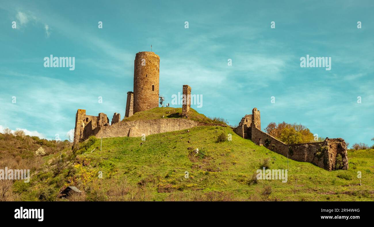 Castello di Monreal arroccato sul verde paesaggio collinare nell'Eifel in Germania Foto Stock