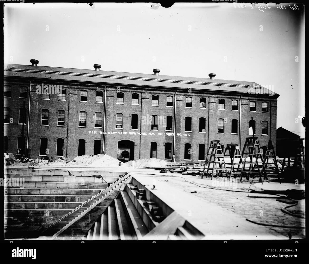 Edificio n. 131. Vetri negativi della costruzione e riparazione di edifici, strutture e navi presso il New York Navy Yard. Foto Stock