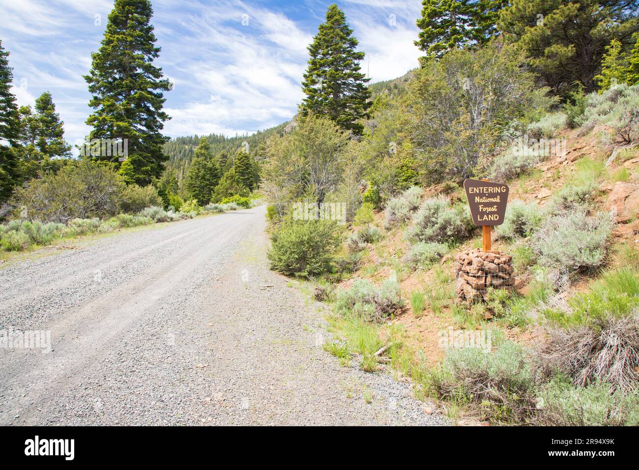 L'indicazione sulla strada sterrata remota nella contea di Modoc, California, USA indica che i viaggiatori stanno entrando nella Modoc National Forest Foto Stock