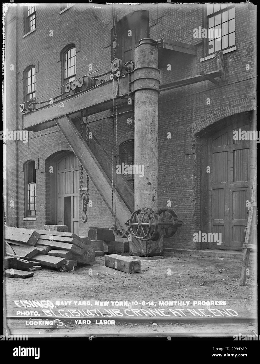 Monthly Progress Photo, Building 131 (47), Jib Crane at Northeast End Looking South, Yard Labor. Vetri negativi della costruzione e riparazione di edifici, strutture e navi presso il New York Navy Yard. Foto Stock