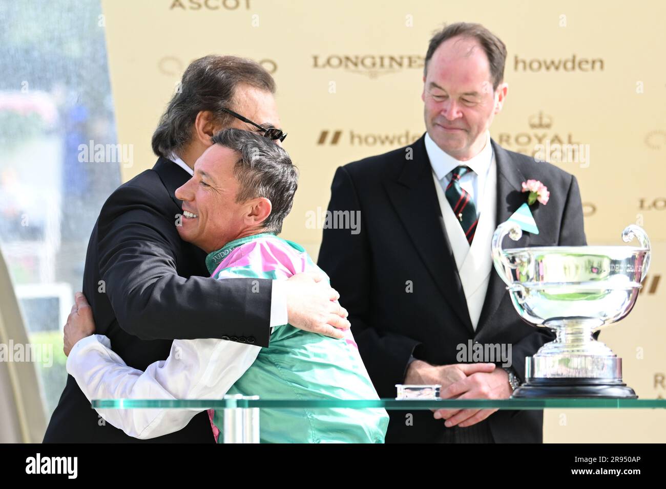 23 giugno 2023; Ascot Racecourse, Berkshire, Inghilterra: Royal Ascot Horse Racing, Day 4; Race 5; The Sandringham Stakes, HH Prince Said Bin Khalid Bin Abdullah, proprietario di Coppice abbraccia il suo fantino Frank Dettori Foto Stock