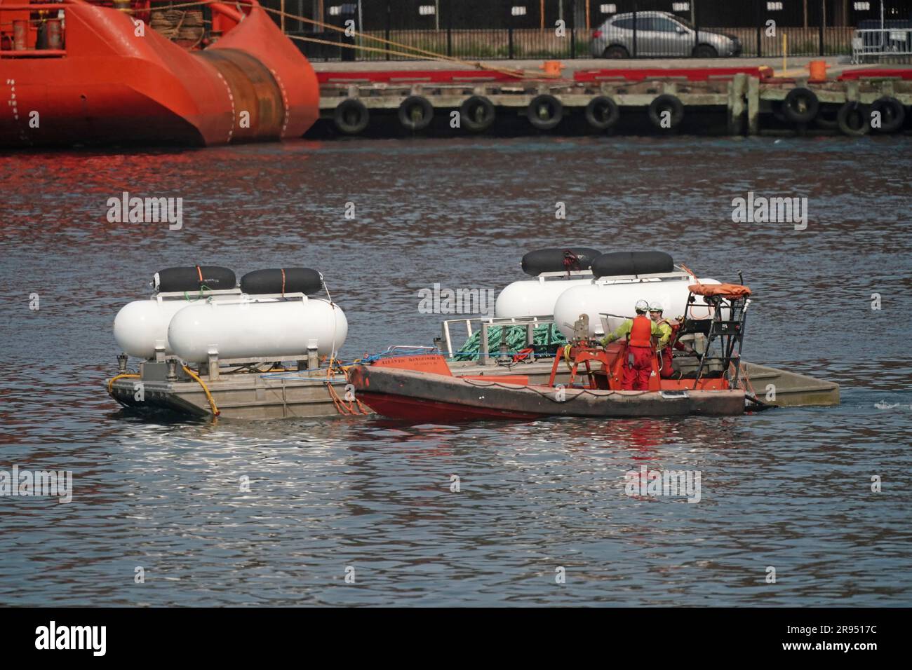 La piattaforma di lancio utilizzata per il sommergibile Titan, viene trainata al porto di St John e' a Terranova, Canada. Paul-Henri Nargeolet, Hamish Harding, Stockton Rush, Shahzada Dawood e suo figlio diciannovenne Suleman, morirono dopo che il sommergibile Titan scomparso subì una catastrofica implosione mentre cercava di raggiungere il Titanic. Data foto: Sabato 24 giugno 2023. Foto Stock