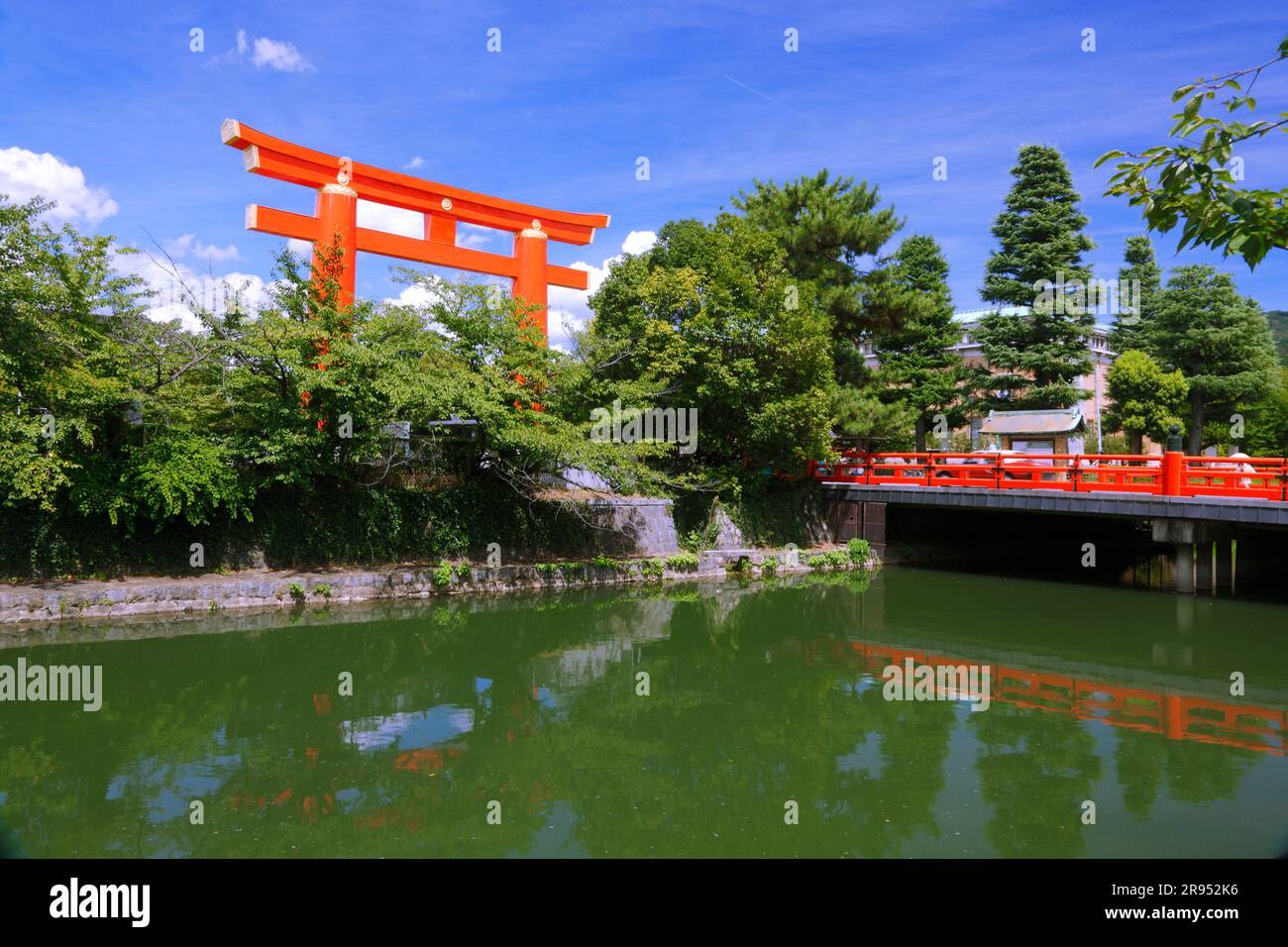 Otorii del Santuario Heian Jingu e Okazaki Sosui Foto Stock