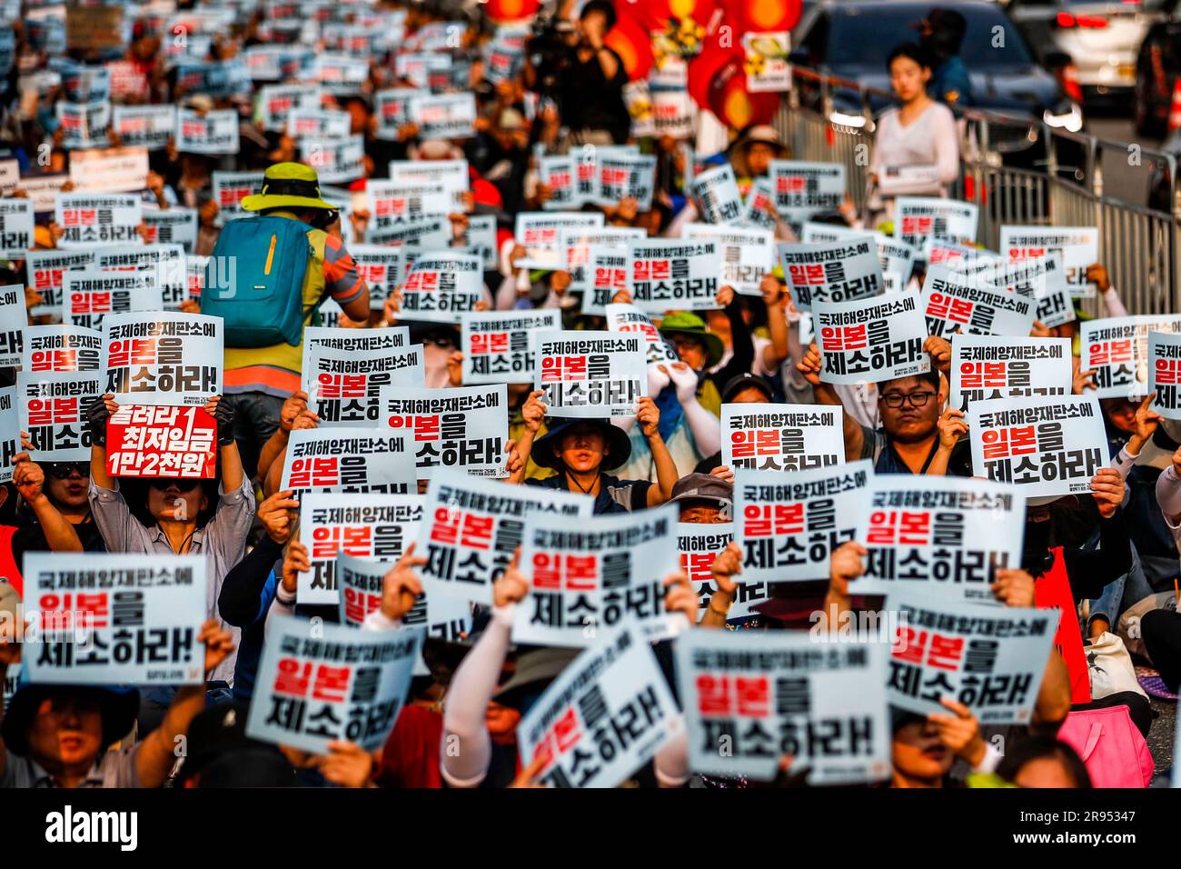 (230624) -- SEOUL, 24 giugno 2023 (Xinhua) -- le persone in attesa di segnali si radunano a clamore contro il previsto scarico giapponese di acque reflue radioattive in mare vicino al municipio di Seoul, Corea del Sud, 24 giugno 2023. Migliaia di sudcoreani si sono radunati nel centro di Seul sabato per esortare il governo giapponese a costruire più impianti di stoccaggio a terra per l'acqua contaminata dal nucleare invece di scaricarla in mare. (NEWSIS via Xinhua) Foto Stock