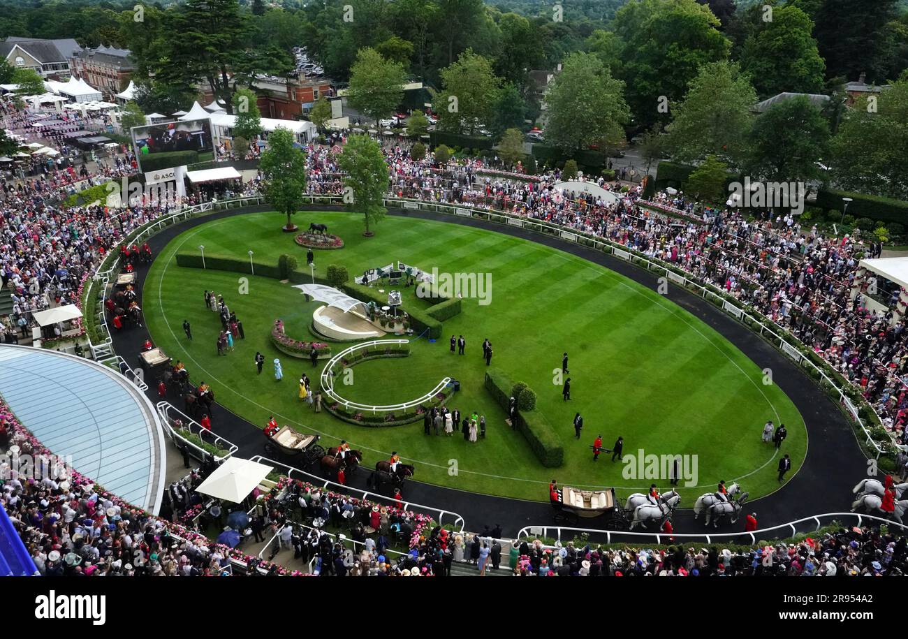 Le carrozze reali nell'anello della parata durante il quinto giorno del Royal Ascot all'ippodromo di Ascot, Berkshire. Data foto: Sabato 24 giugno 2023. Foto Stock