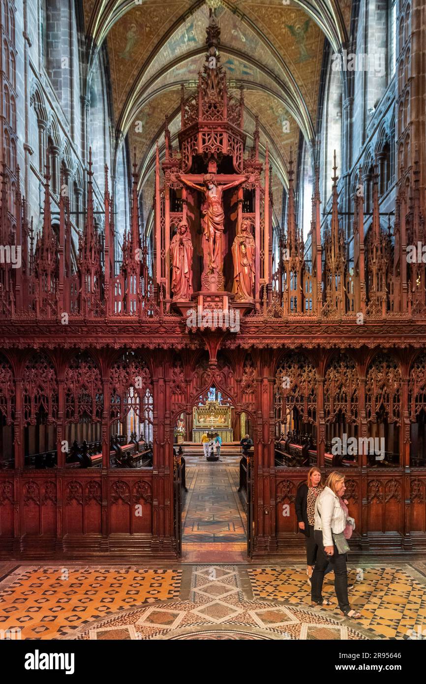 Guardando verso le bancarelle del coro nella Cattedrale di Chester, Cheshire, Regno Unito. Foto Stock