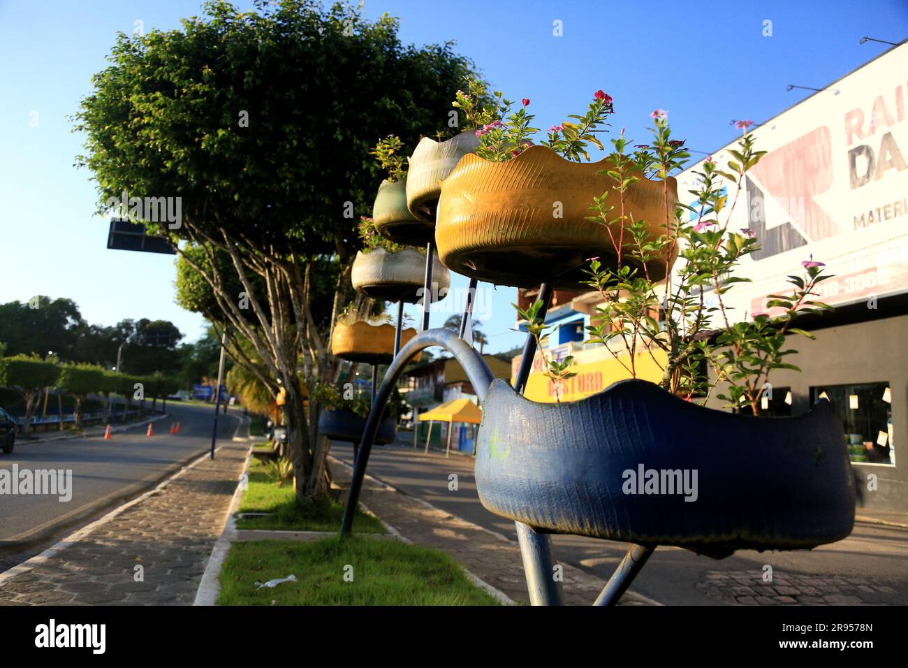 gandu, bahia, brasile - 20 maggio 2023: stabilimento realizzato con peni riciclati nella città di gandu Foto Stock