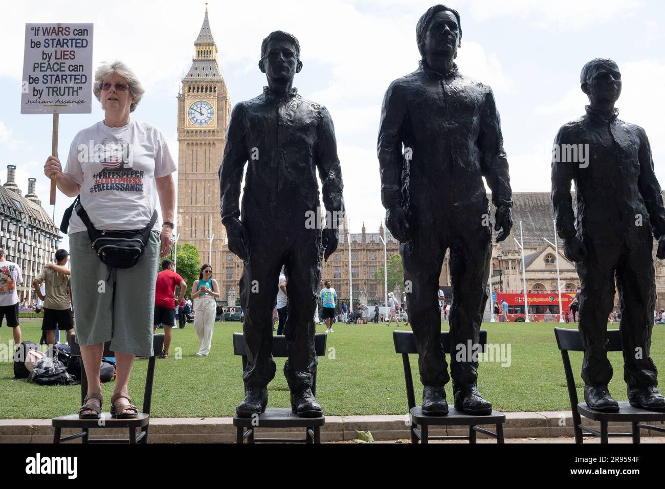 Londra, Regno Unito. 24 giugno 2023. Sculture di informatori Edward Snowden, Julian Assange e Chelsea Manning dell'artista Davide Dormino in mostra a un raduno a Parliament Square che chiede il rilascio del fondatore di Wikileaks in carcere Julian Assange. Assange sta combattendo l'estradizione negli Stati Uniti, dove è accusato di pubblicazione di documenti, compresi quelli che rivelano azioni militari statunitensi nell'Afghanistan occupato e in Iraq. Crediti: Ron Fassbender/Alamy Live News Foto Stock