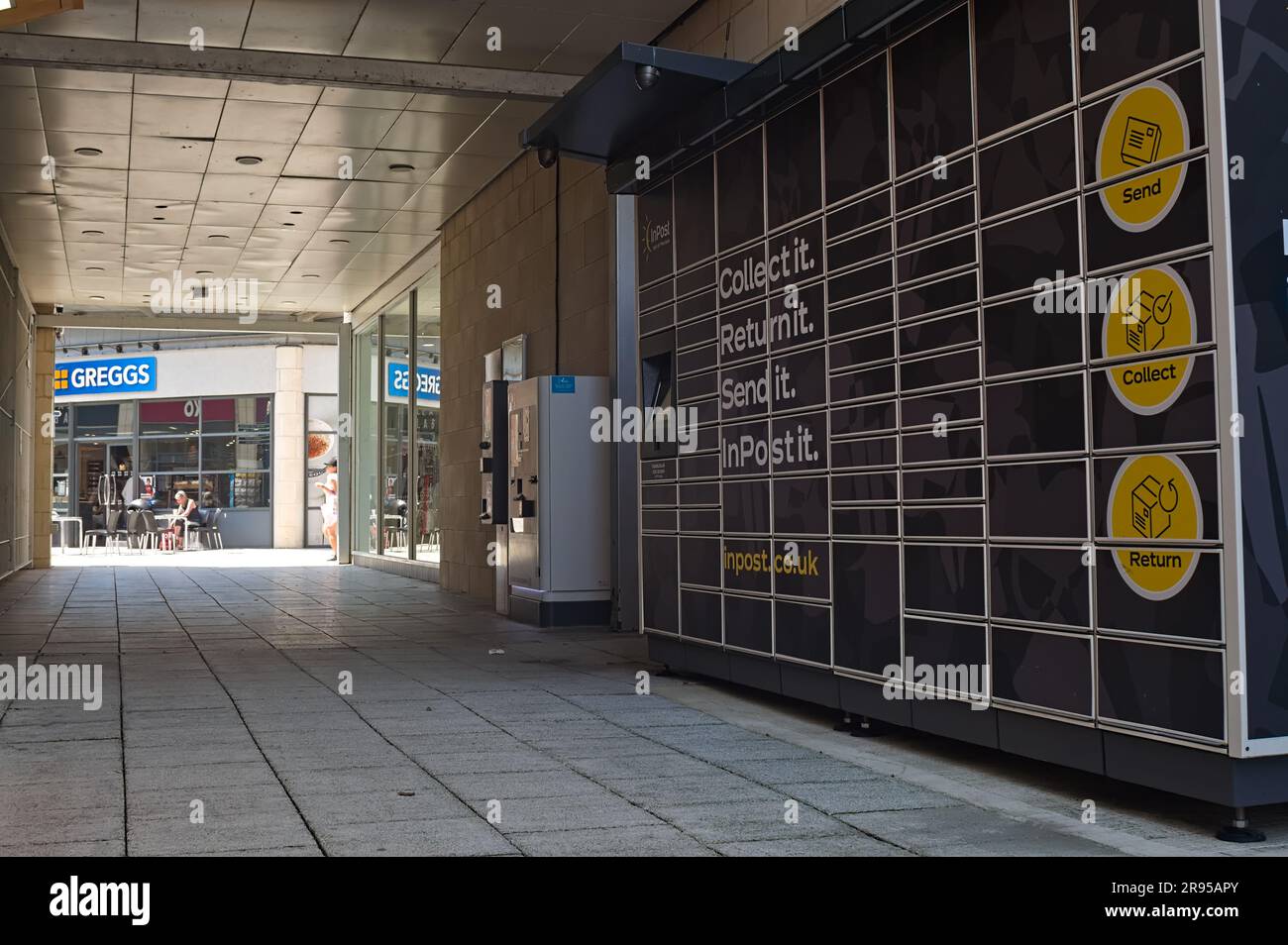 Armadietto per pacchi InPost su un muro nel centro di Pescod Square. Foto Stock