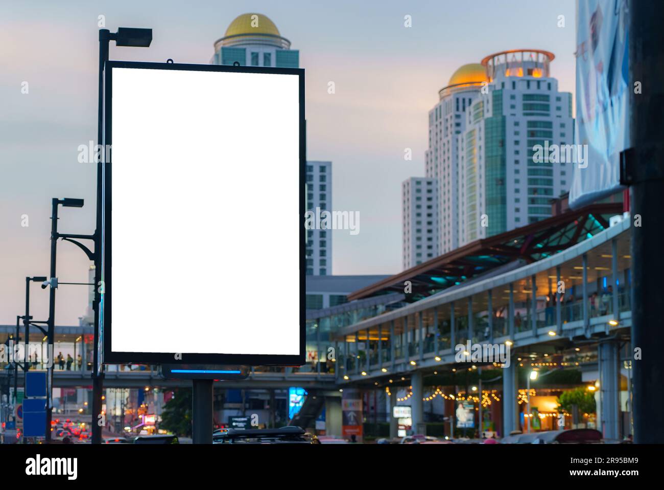 Cartellone grande vuoto con spazio per la copia del messaggio di testo o del contenuto nel centro della città. Foto Stock