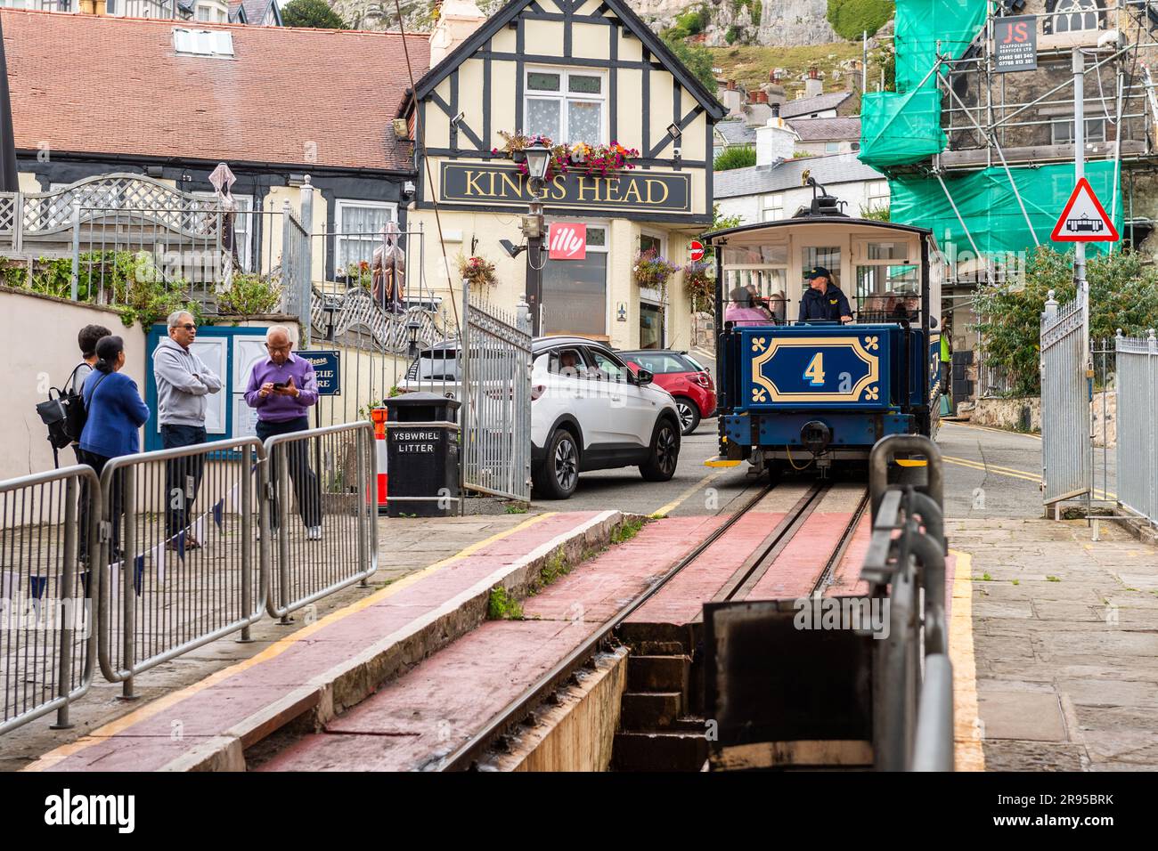 Il tram n. 4 Great orme passa davanti al pub Kings Head, che si avvicina alla stazione dei tram di Llandudno, Llandudno, Galles del Nord, Regno Unito. Foto Stock