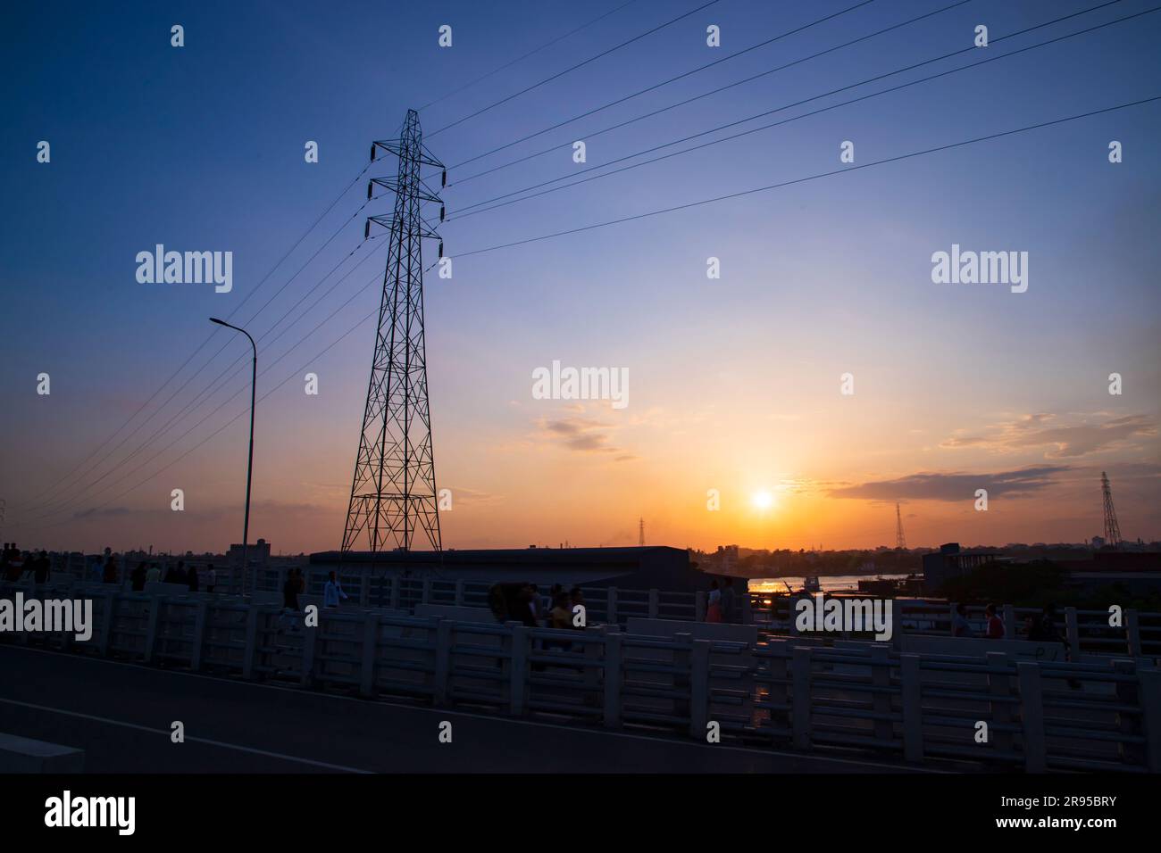 Sagoma della linea elettrica ad alta tensione al tramonto a Narayanganj, Bangladesh Foto Stock