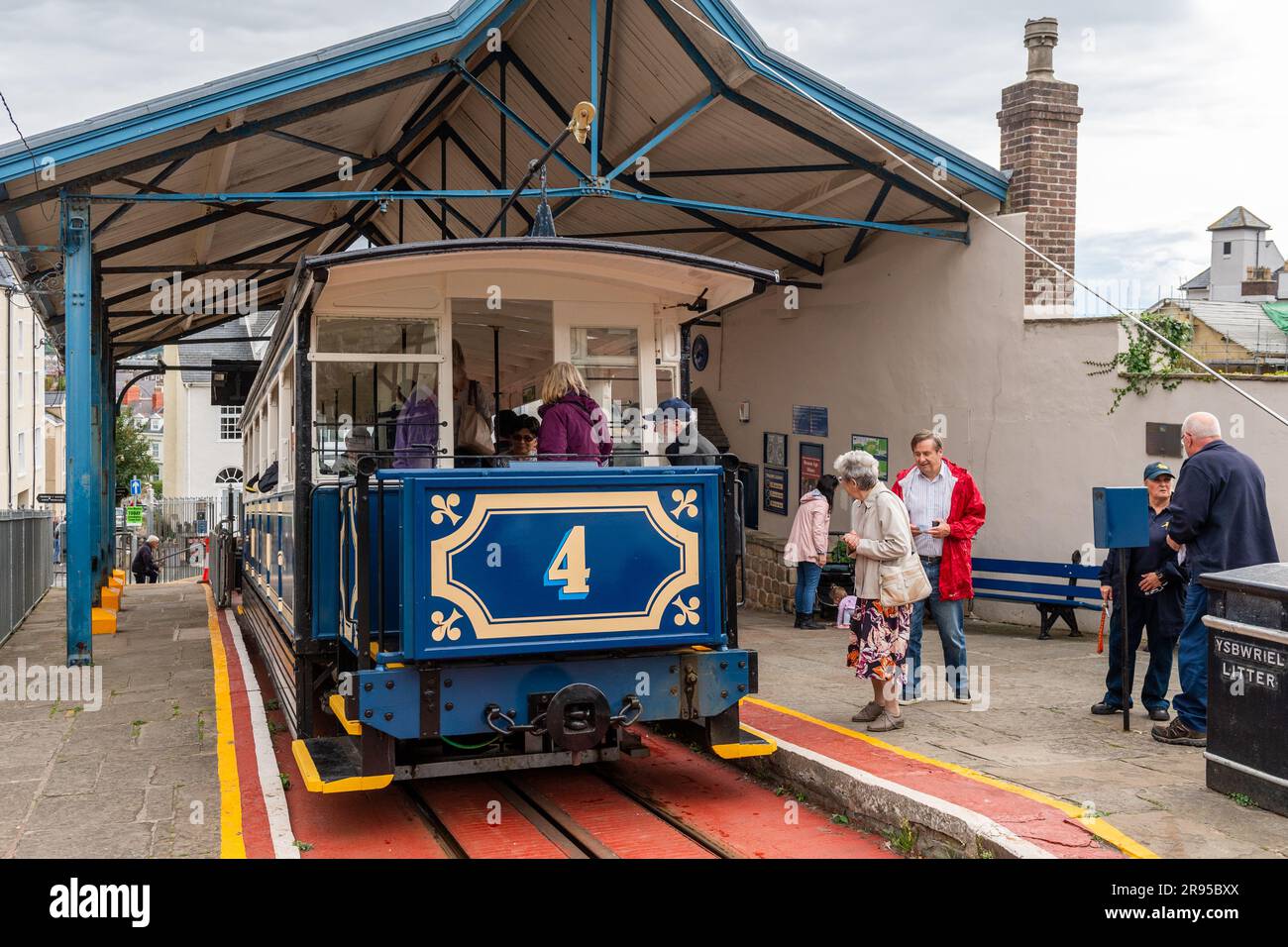 I passeggeri salgono a bordo del tram Great orme n. 4 presso la stazione dei tram di Llandudno, Galles del Nord, Regno Unito. Foto Stock