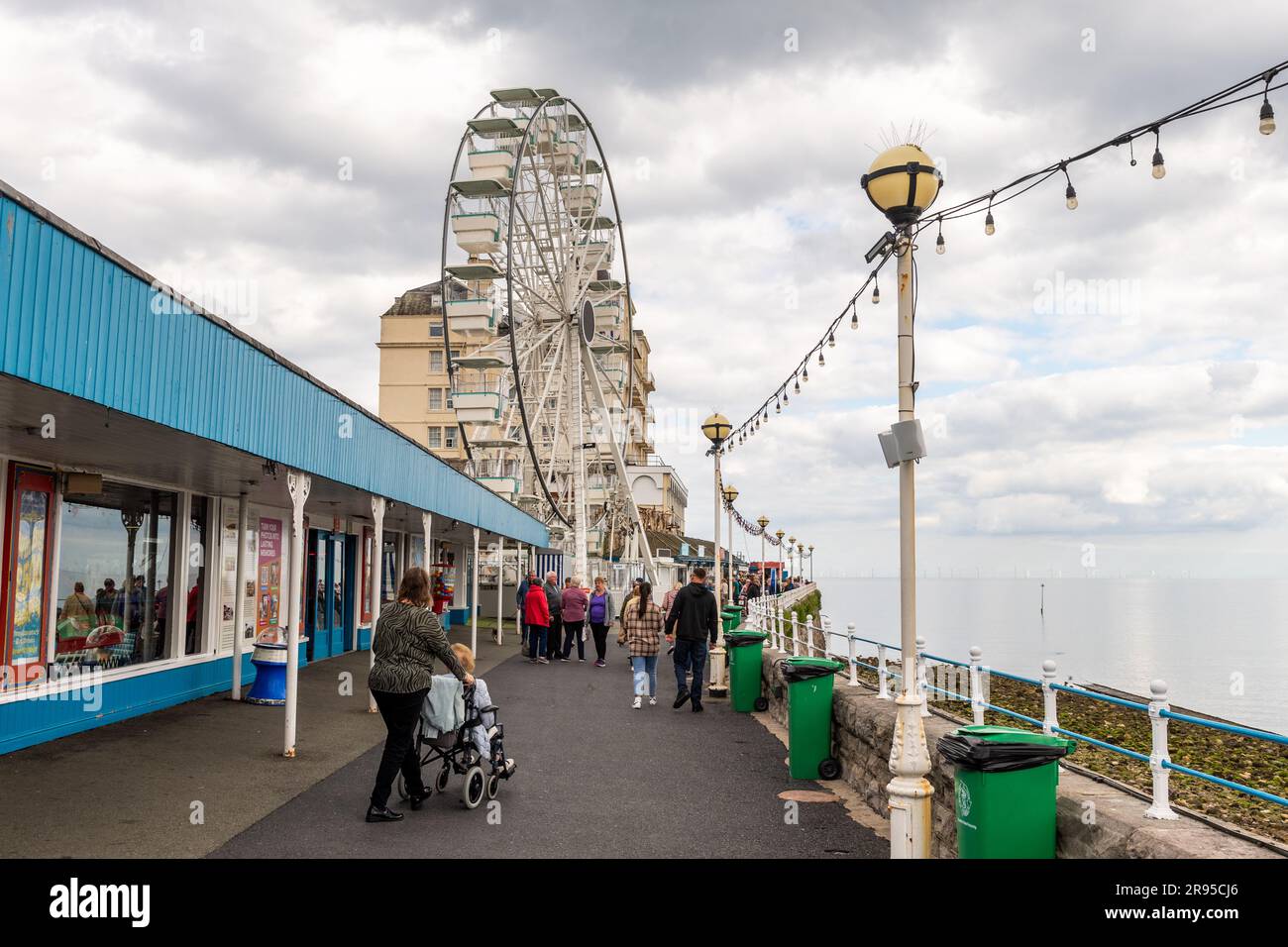 Molo, ruota panoramica e Grand Hotel, Llandudno, Galles del Nord, Regno Unito. Foto Stock