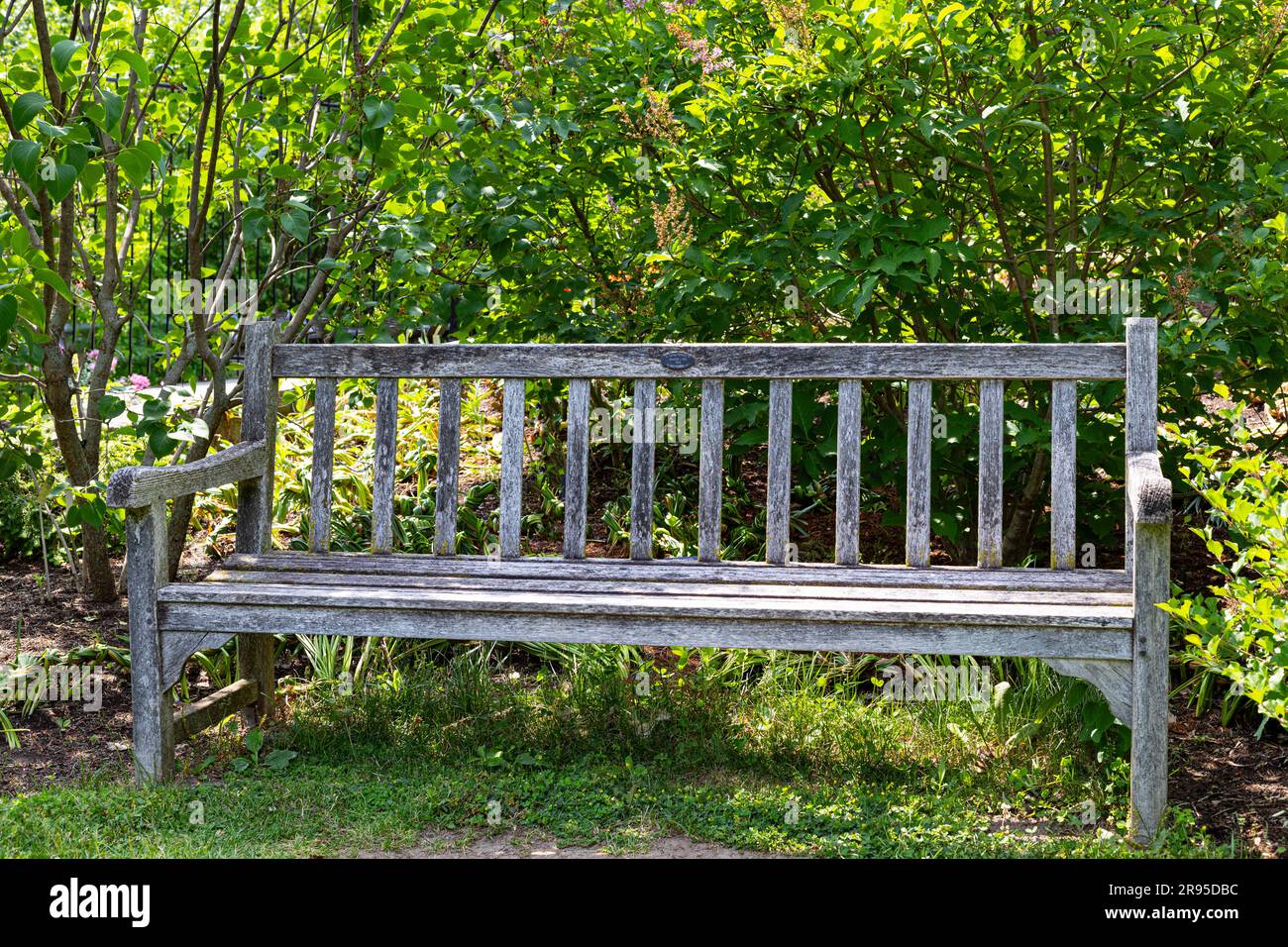 Panca da parco in giardino. Giardini botanici reali di Hamilton, Ontario. Foto Stock