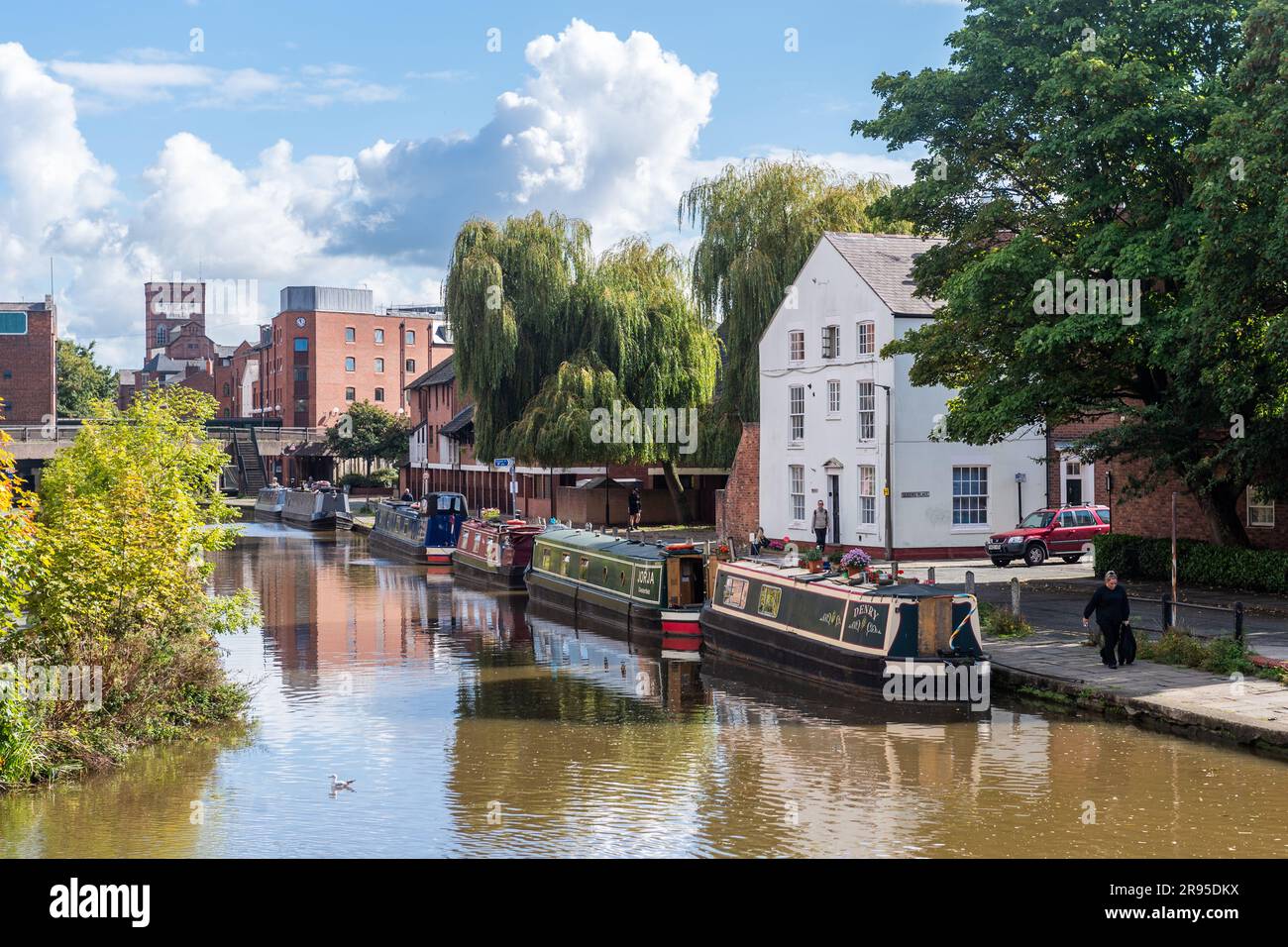 Imbarcazioni a narrowboat sullo Shropshire Union Canal, Chester, Cheshire, Regno Unito. Foto Stock