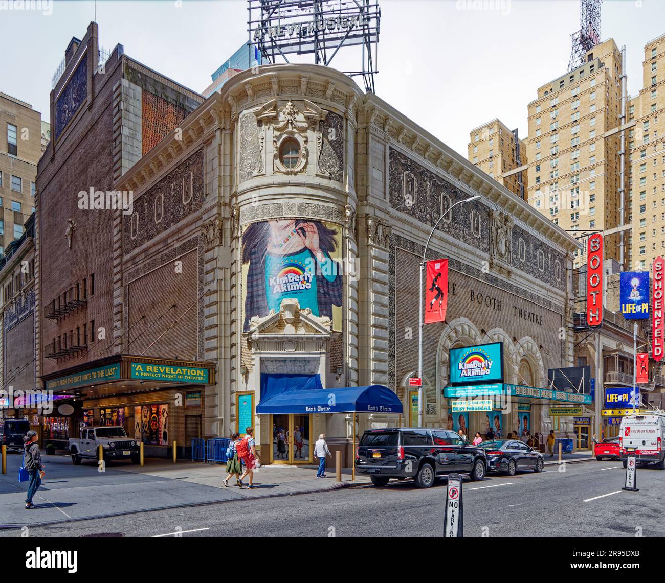 Il Booth Theatre, simbolo di New York, costruito in stile rinascimentale italiano, è adiacente allo Shubert Theatre (anch'esso un punto di riferimento) sulla West 44th Street. Foto Stock