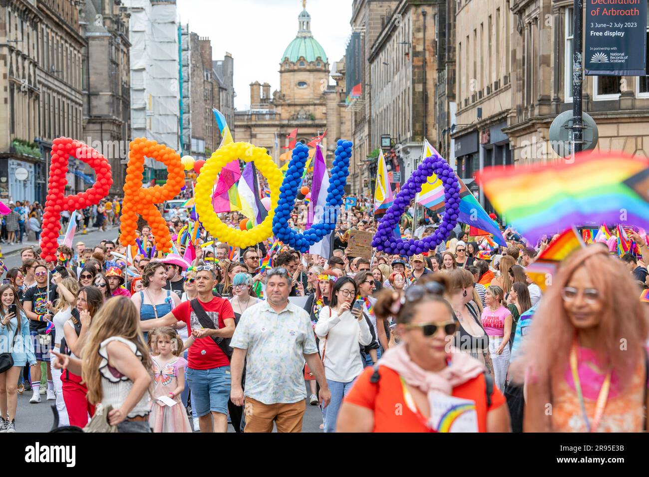 Le persone prendono parte alla sfilata Pride Edinburgh 2023 attraverso il centro di Edimburgo. Data foto: Sabato 24 giugno 2023. Foto Stock