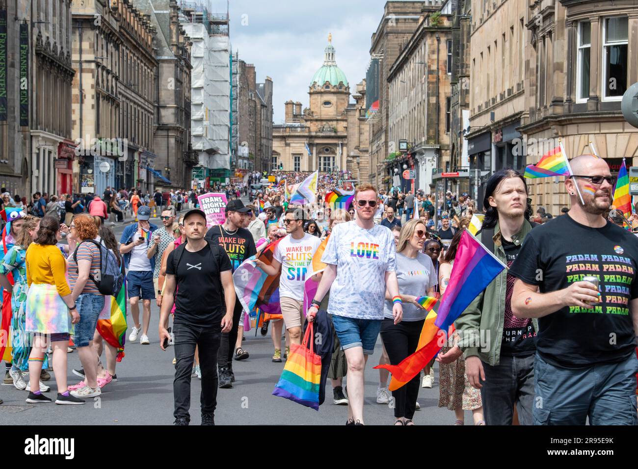 Le persone prendono parte alla sfilata Pride Edinburgh 2023 attraverso il centro di Edimburgo. Data foto: Sabato 24 giugno 2023. Foto Stock