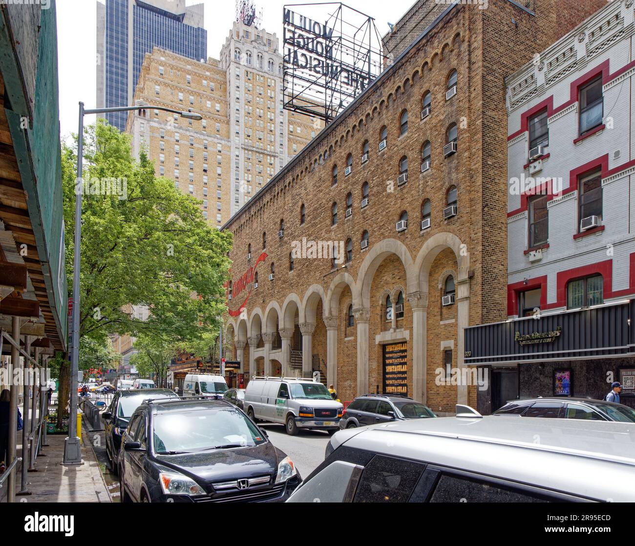 Il Teatro al Hirschfeld, distintivo per il suo design moresco, è il teatro di Broadway più occidentale, situato sulla 45th Street all'uscita della Eighth Avenue. Foto Stock