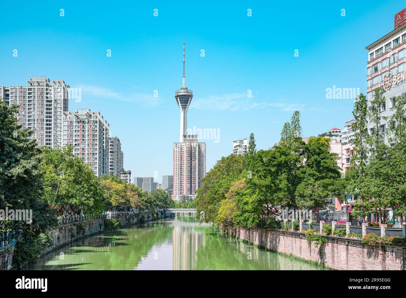 Stazione TV Chengdu 339 in una giornata di sole. Foto Stock