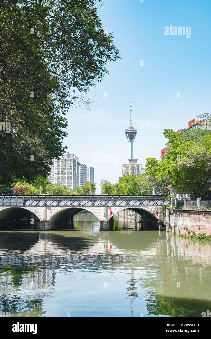 Stazione TV Chengdu 339 in una giornata di sole. Foto Stock
