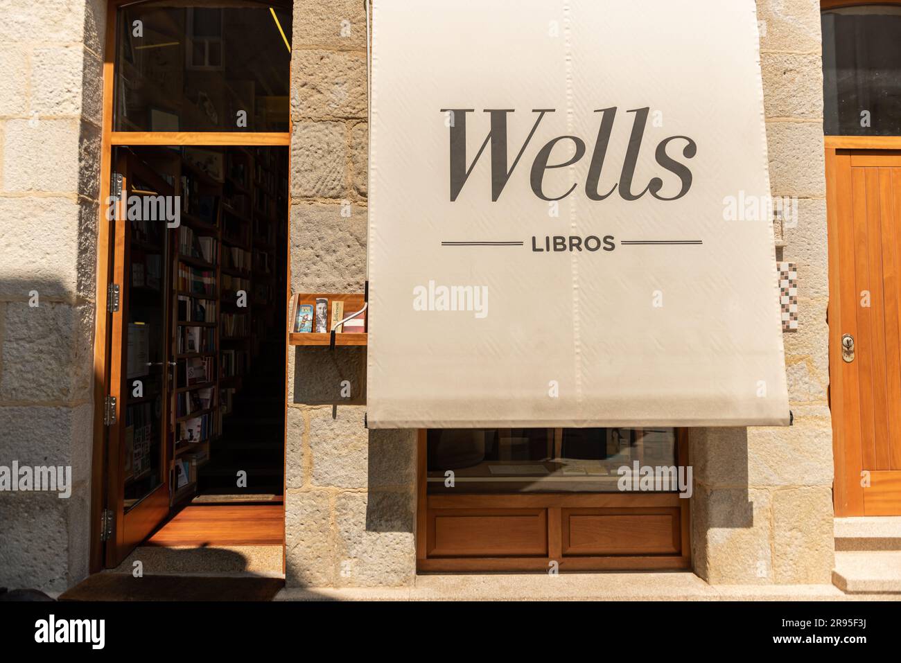 Cangas, Spagna. 24 giugno 2023. Anton Lopo, scrittore e poeta galiziano, presenta il suo nuovo libro di poesie alla libreria Wells, accompagnato dal suo editore e di fronte a un grande pubblico. Crediti: Xan Gasalla / Alamy Live News Foto Stock