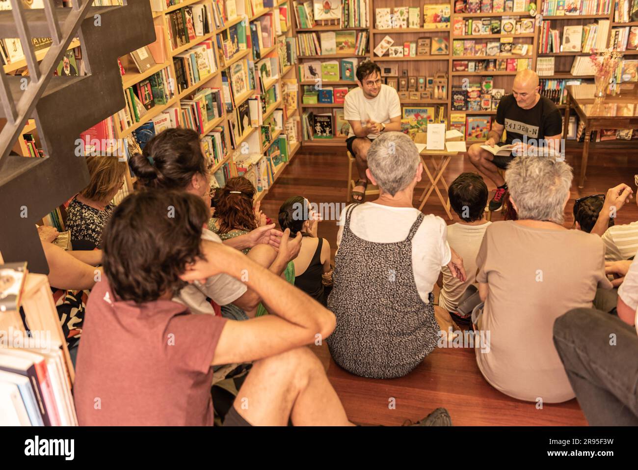 Cangas, Spagna. 24 giugno 2023. Anton Lopo, scrittore e poeta galiziano, presenta il suo nuovo libro di poesie alla libreria Wells, accompagnato dal suo editore e di fronte a un grande pubblico. Crediti: Xan Gasalla / Alamy Live News Foto Stock