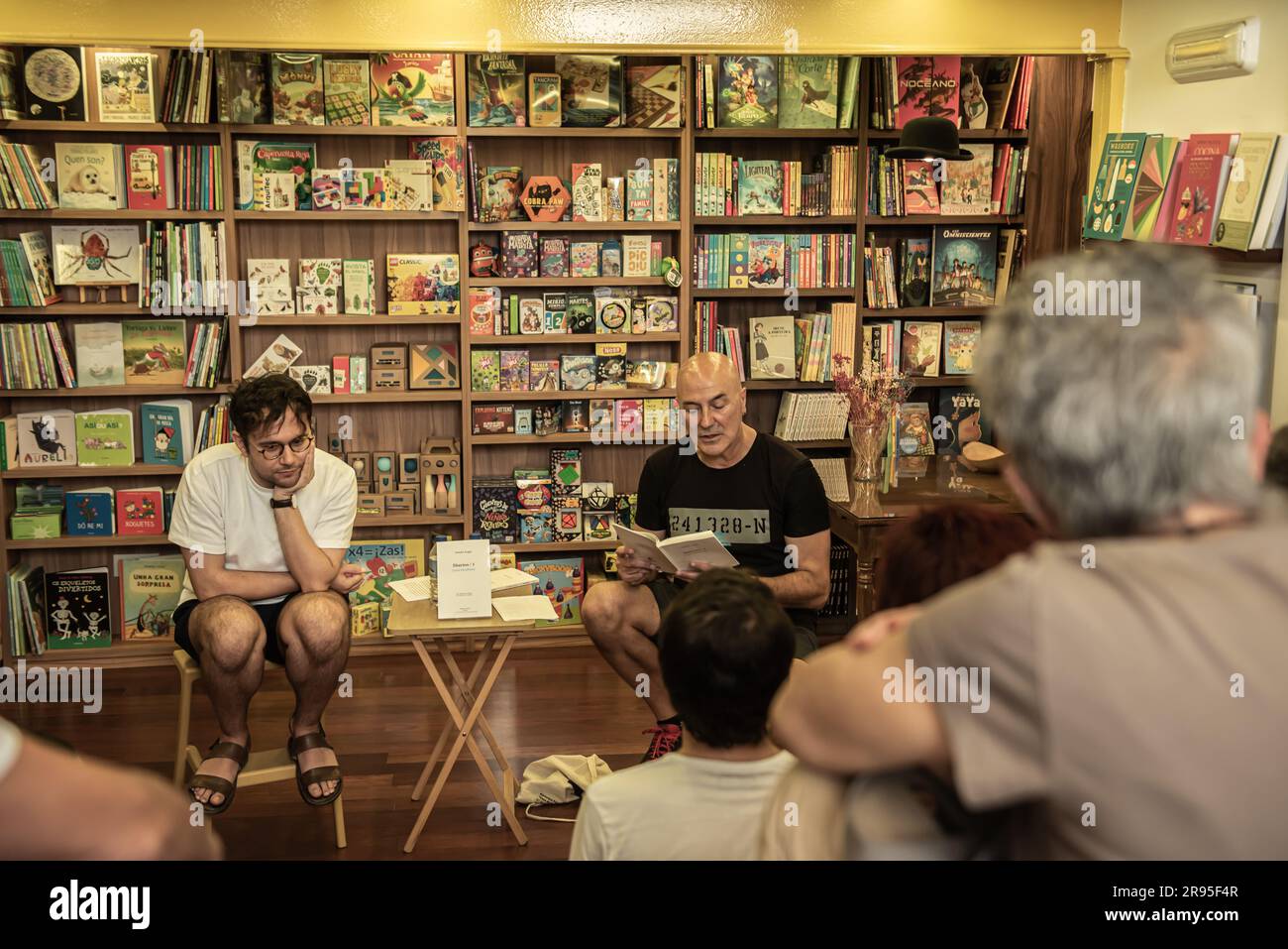 Cangas, Spagna. 24 giugno 2023. Anton Lopo, scrittore e poeta galiziano, presenta il suo nuovo libro di poesie alla libreria Wells, accompagnato dal suo editore e di fronte a un grande pubblico. Crediti: Xan Gasalla / Alamy Live News Foto Stock