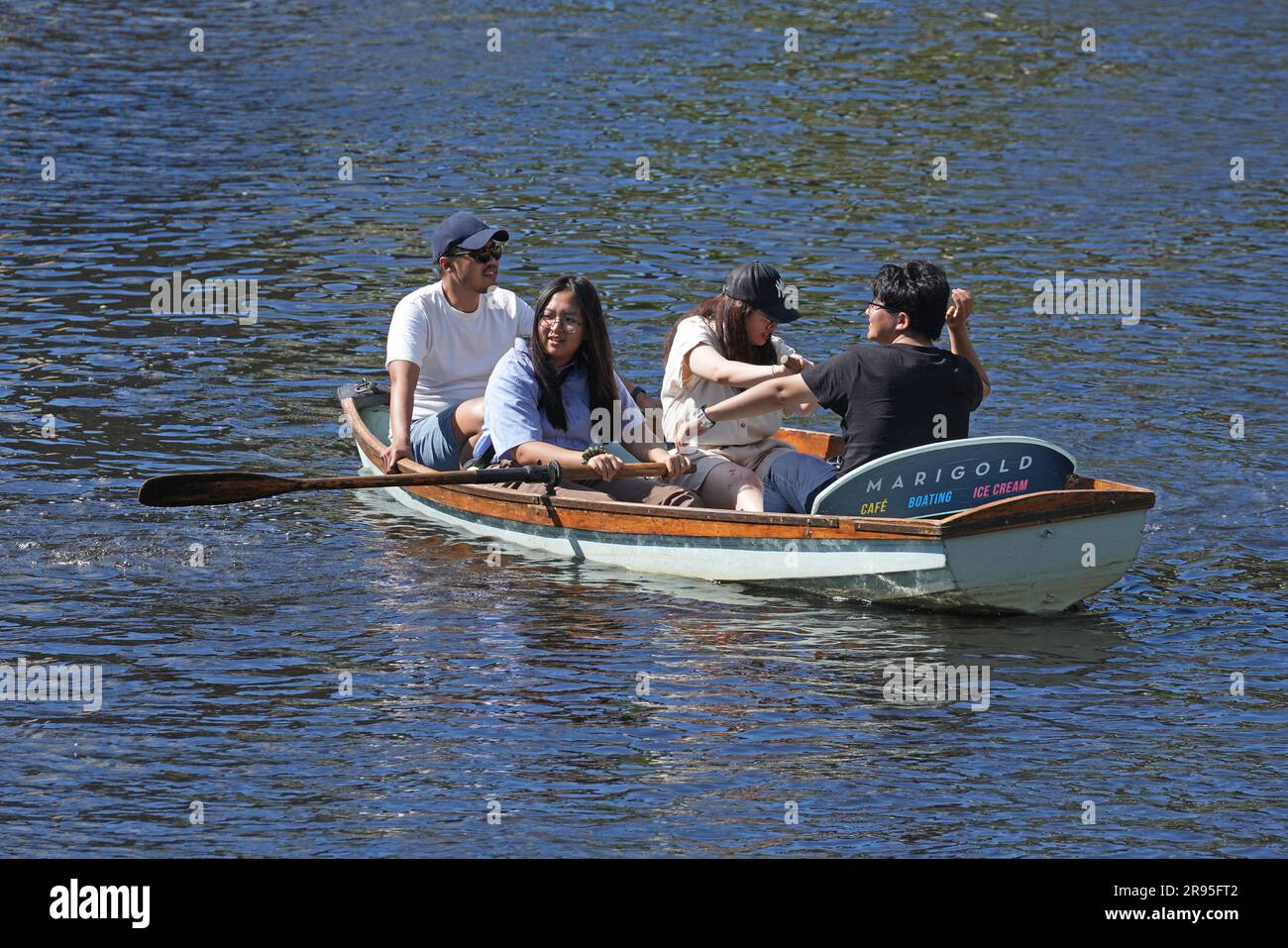 Le persone apprezzano il clima caldo delle barche a remi sul fiume Nidd nel North Yorkshire. Data foto: Sabato 24 giugno 2023. Foto Stock