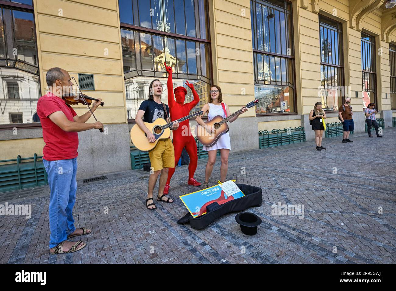Praga, Repubblica Ceca. 24 giugno 2023. Ottavo festival annuale di Street art di Praga Lives by Music! Si svolge in tutte le strade, i parchi e le piazze di Praga, Repubblica Ceca, il 24 giugno 2023. Varie esibizioni musicali di vari generi, come Laco Deczi, Mucha, Lipo, Vojtaano, Bara Hrzanove & Bachtale Apsa, Jakub Konig e molti altri. Credito: Vit Simanek/CTK Photo/Alamy Live News Foto Stock