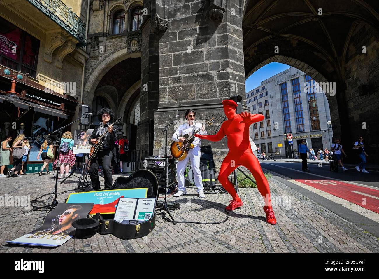 Praga, Repubblica Ceca. 24 giugno 2023. Ottavo festival annuale di Street art di Praga Lives by Music! Si svolge in tutte le strade, i parchi e le piazze di Praga, Repubblica Ceca, il 24 giugno 2023. Varie esibizioni musicali di vari generi, come Laco Deczi, Mucha, Lipo, Vojtaano, Bara Hrzanove & Bachtale Apsa, Jakub Konig e molti altri. Credito: Vit Simanek/CTK Photo/Alamy Live News Foto Stock