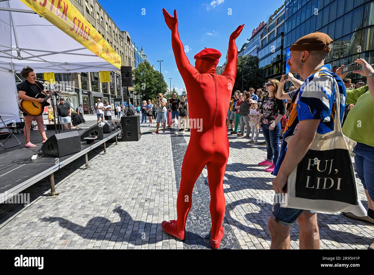 Praga, Repubblica Ceca. 24 giugno 2023. Ottavo festival annuale di Street art di Praga Lives by Music! Si svolge in tutte le strade, i parchi e le piazze di Praga, Repubblica Ceca, il 24 giugno 2023. Varie esibizioni musicali di vari generi, come Laco Deczi, Mucha (nella foto), Lipo, Vojtaano, Bara Hrzanove & Bachtale Apsa, Jakub Konig e molti altri. Credito: Vit Simanek/CTK Photo/Alamy Live News Foto Stock
