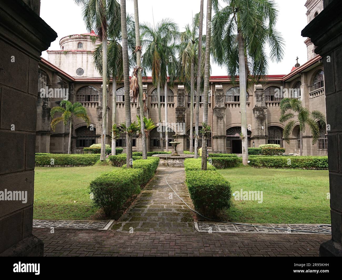Questa foto mostra un grande cortile aperto con una passerella in mattoni che lo attraversa Foto Stock