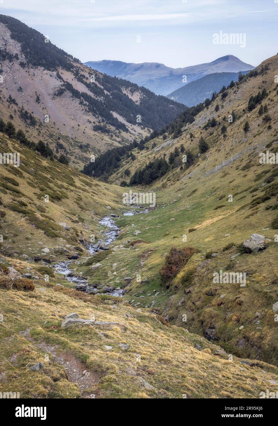 Attraversando Pirenei, cresta di montagna tranquilla, ruscello d'acqua in mezzo alla natura selvaggia Foto Stock