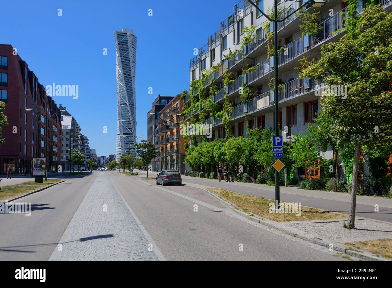 Malmö, Stadtentwicklungsgebiet Västra Hamnen, The Bicycle House, Turning Tower von Santiago Calatrava im Hintergrund // Malmö, Västra Hamnen Developme Foto Stock