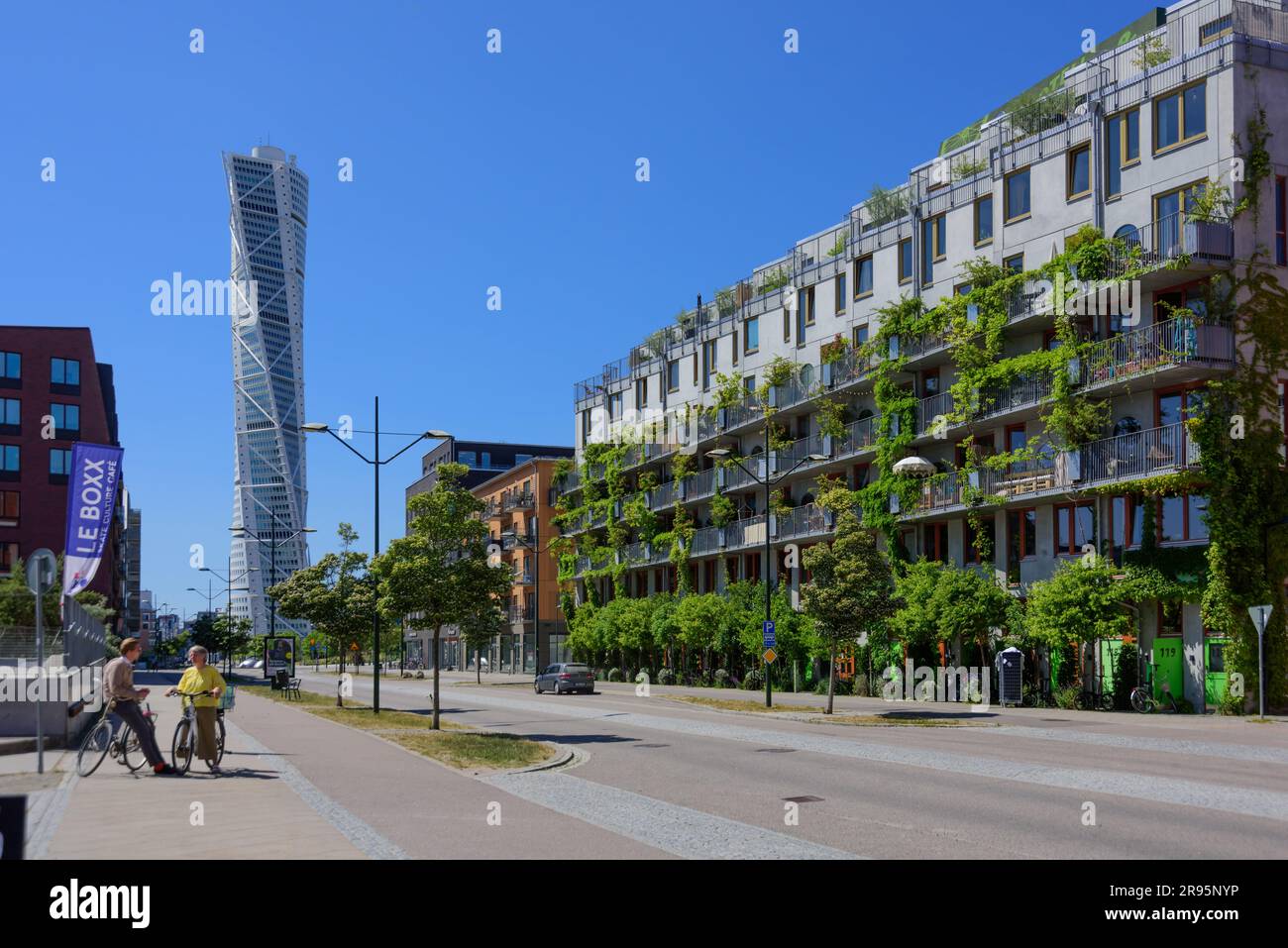 Malmö, Stadtentwicklungsgebiet Västra Hamnen, The Bicycle House, Turning Tower von Santiago Calatrava im Hintergrund // Malmö, Västra Hamnen Developme Foto Stock