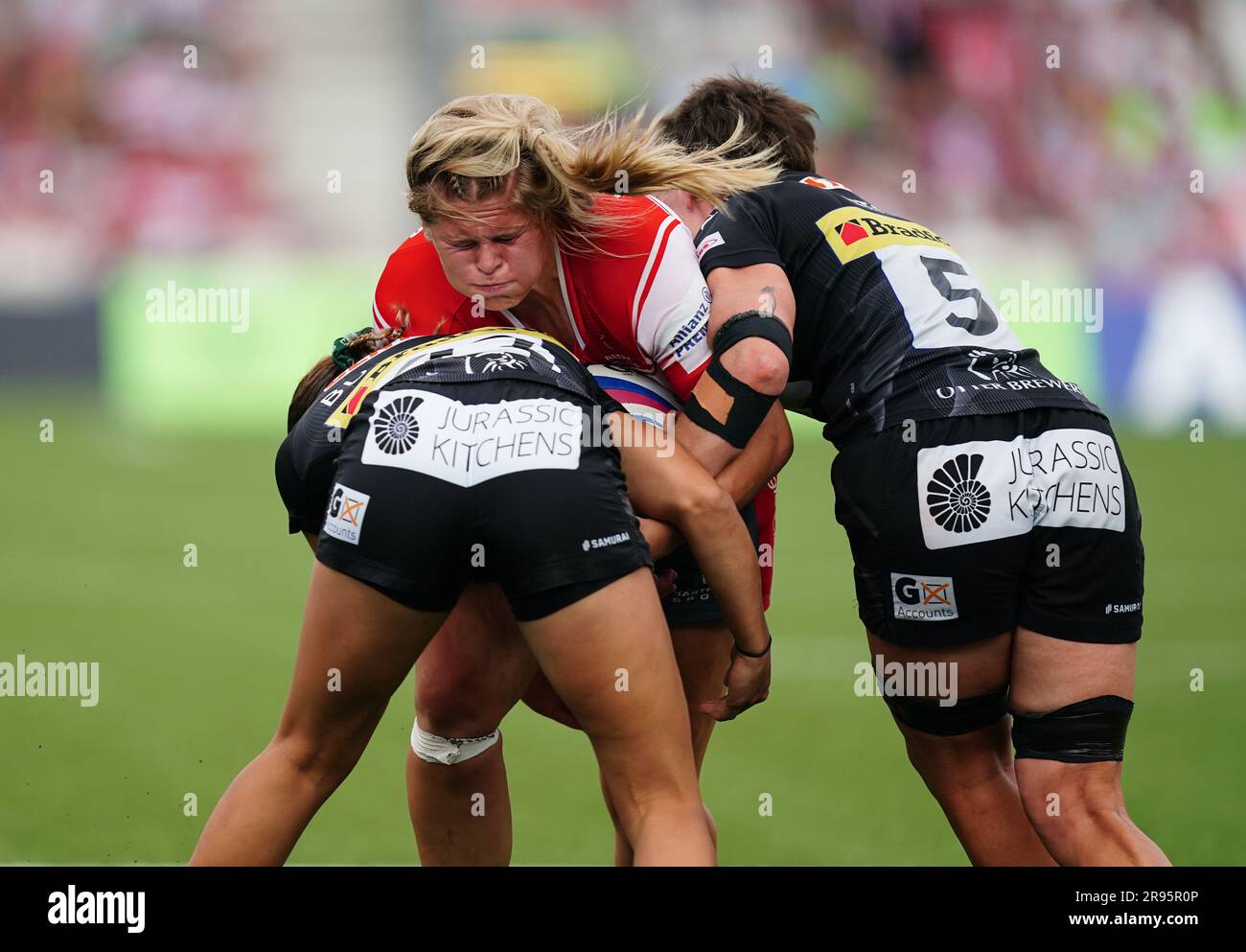 Connie Powell (centro) di Gloucester-Hartpury è affrontata da Poppy Leith (destra) degli Exeter Chiefs e Katie Buchanan degli Exeter Chiefs durante la finale degli Allianz Premier 15s al Kingsholm Stadium di Gloucester. Data foto: Sabato 24 giugno 2023. Foto Stock