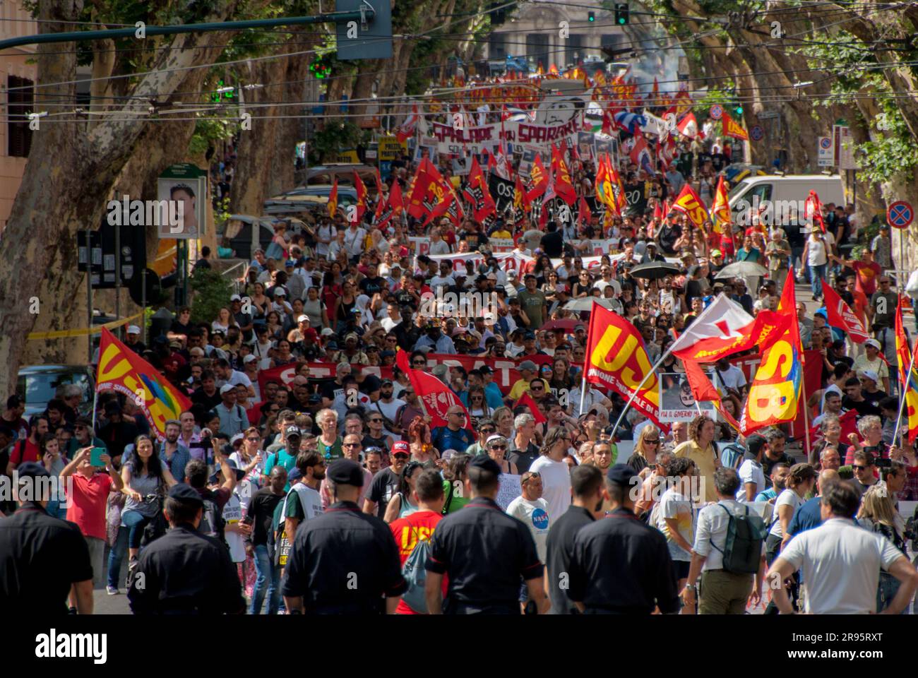 Roma, . 24 giugno 2023. 24/06/2023 Roma, manifestazione di movimenti sociali e sindacati di base contro il governo di Giorgia Meloni. PS: La foto può essere utilizzata nel rispetto del contesto in cui è stata scattata, e senza intento diffamatorio del decoro delle persone rappresentate. Credito: Agenzia fotografica indipendente/Alamy Live News Foto Stock