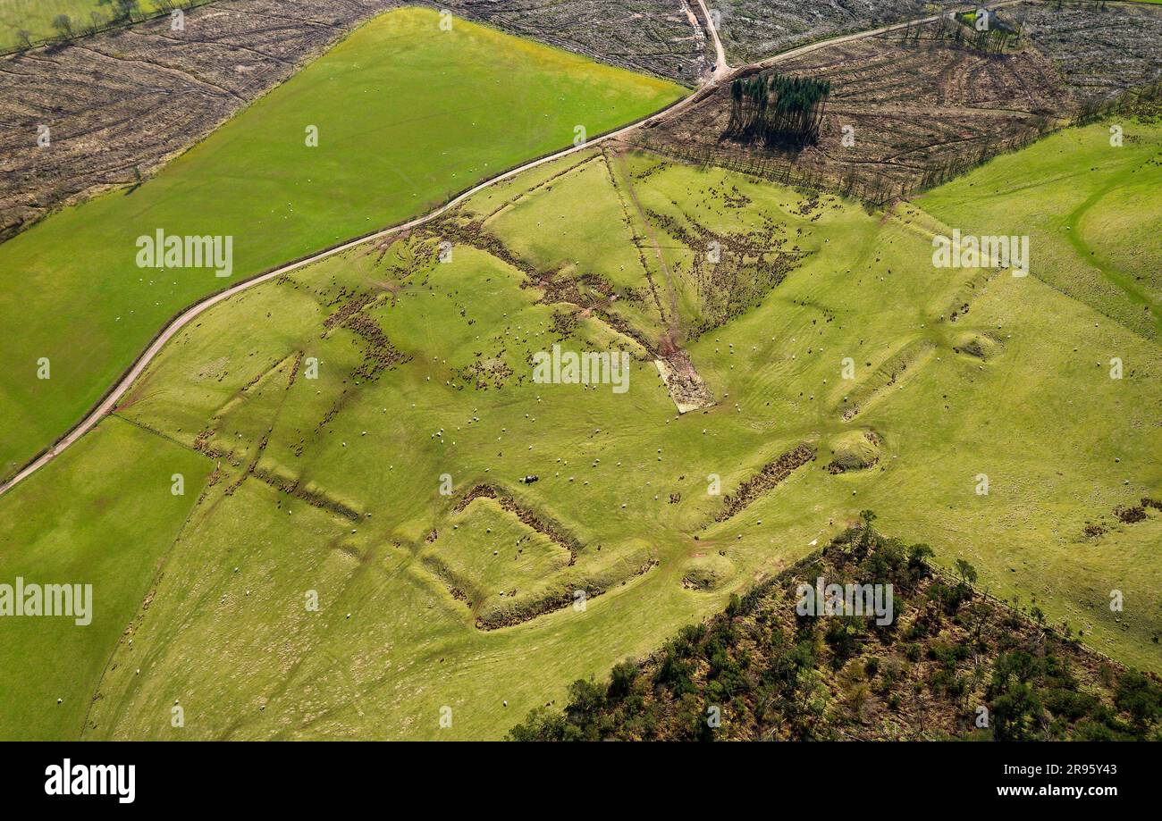 Sopra la collina dell'età del ferro di Burnswark vicino a Lockerbie, confini scozzesi, che mostra il fianco meridionale dei bastioni del campo d'assedio romano e 3 piattaforme di ballista Foto Stock