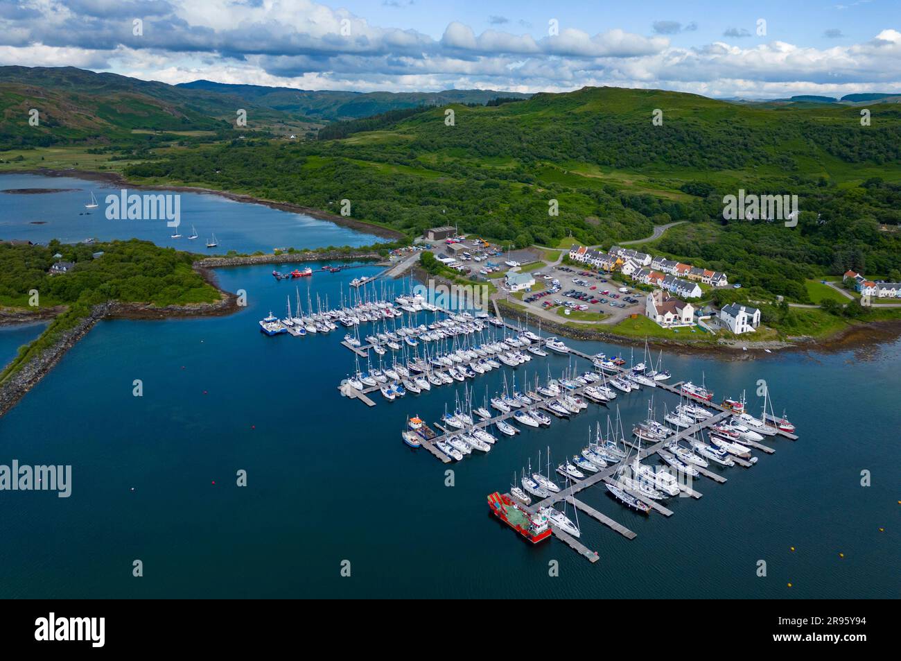 Lochgilphead, Argyll and Bute, Scozia, Regno Unito. 24 giugno 2023. Vedute aeree di Craobh Haven, un piccolo villaggio e porto velico ad Argyll e Bute a nord di Lochgilphead. Il villaggio e in particolare il suo pub, il Signore delle Isole, è un luogo popolare per i politici famosi per fare brevi pause. Iain Masterton/Alamy Live News Foto Stock