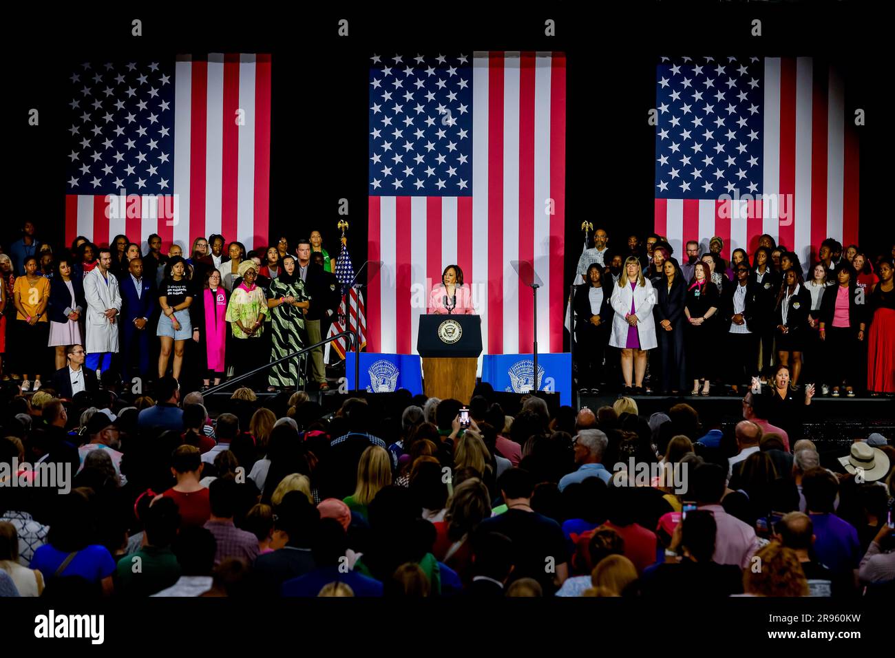 Charlotte, Stati Uniti. 24 giugno 2023. Il Vicepresidente DEGLI STATI UNITI Kamala Harris interviene in occasione del primo anniversario della decisione Dobbs della Corte Suprema degli Stati Uniti presso il Grady Cole Center di Charlotte, North Carolina, USA, il 23 giugno 2023. La sentenza della Corte Suprema degli Stati Uniti nella causa Dobbs contro Jackson Women's Health Organization ha rovesciato il caso storico sui diritti all'aborto di Roe contro Wade. Credito: SIPA USA/Alamy Live News Foto Stock