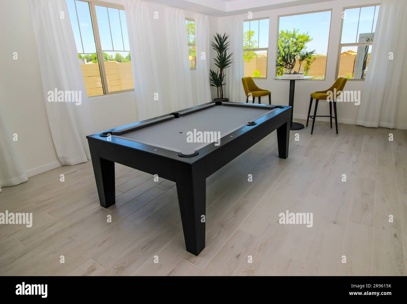 Sala giochi con tavolo da biliardo Foto Stock