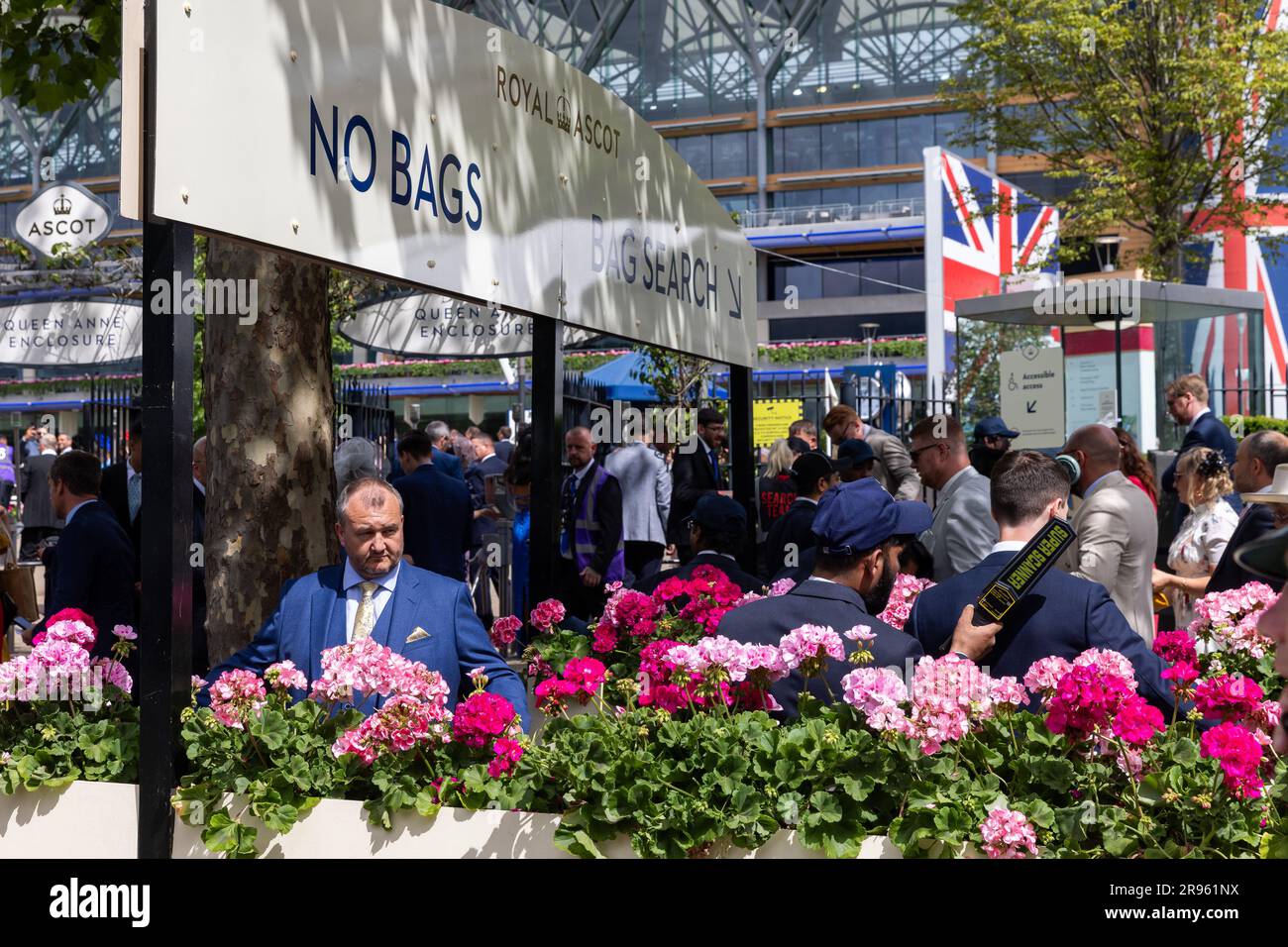Ascot, Regno Unito. 24 giugno 2023. Gli automobilisti passano attraverso i controlli di sicurezza fuori dall'ippodromo di Ascot il quinto giorno di Royal Ascot. Ogni recinzione Royal Ascot ha un codice di abbigliamento diverso, con il più rigoroso applicabile al Royal Enclosure, ma alcune restrizioni si applicano a tutti gli involucri. Crediti: Mark Kerrison/Alamy Live News Foto Stock