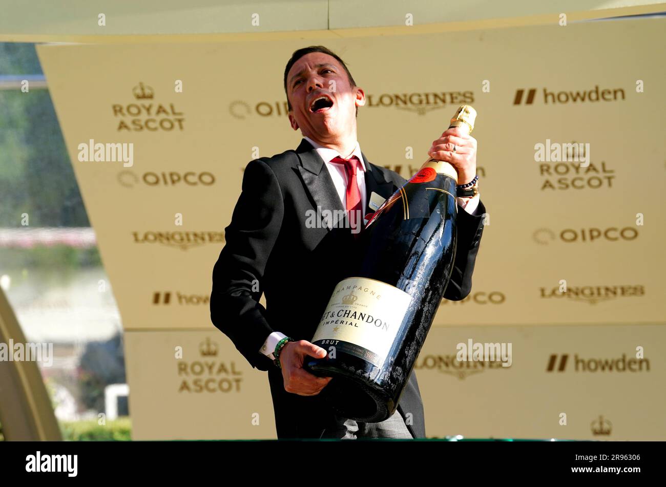 Jockey Frankie Dettori festeggia con una bottiglia oversize di Moet & Chandon dopo aver completato il suo ultimo Royal Ascot prima del ritiro durante il quinto giorno di Royal Ascot all'ippodromo di Ascot, Berkshire. Data foto: Sabato 24 giugno 2023. Foto Stock